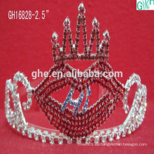 Los labios rojos hermosos y encantadores corona, tiara de la princesa de los cabritos